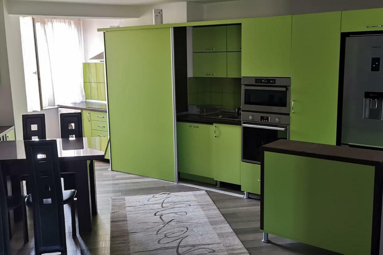 Luxury Apartment With Two Bedrooms And Large Living Room, 100 Square Meters, City Center Oradea Bagian luar foto