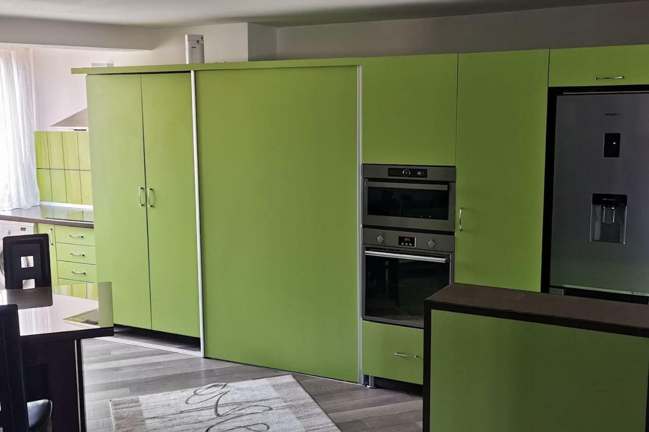 Luxury Apartment With Two Bedrooms And Large Living Room, 100 Square Meters, City Center Oradea Bagian luar foto