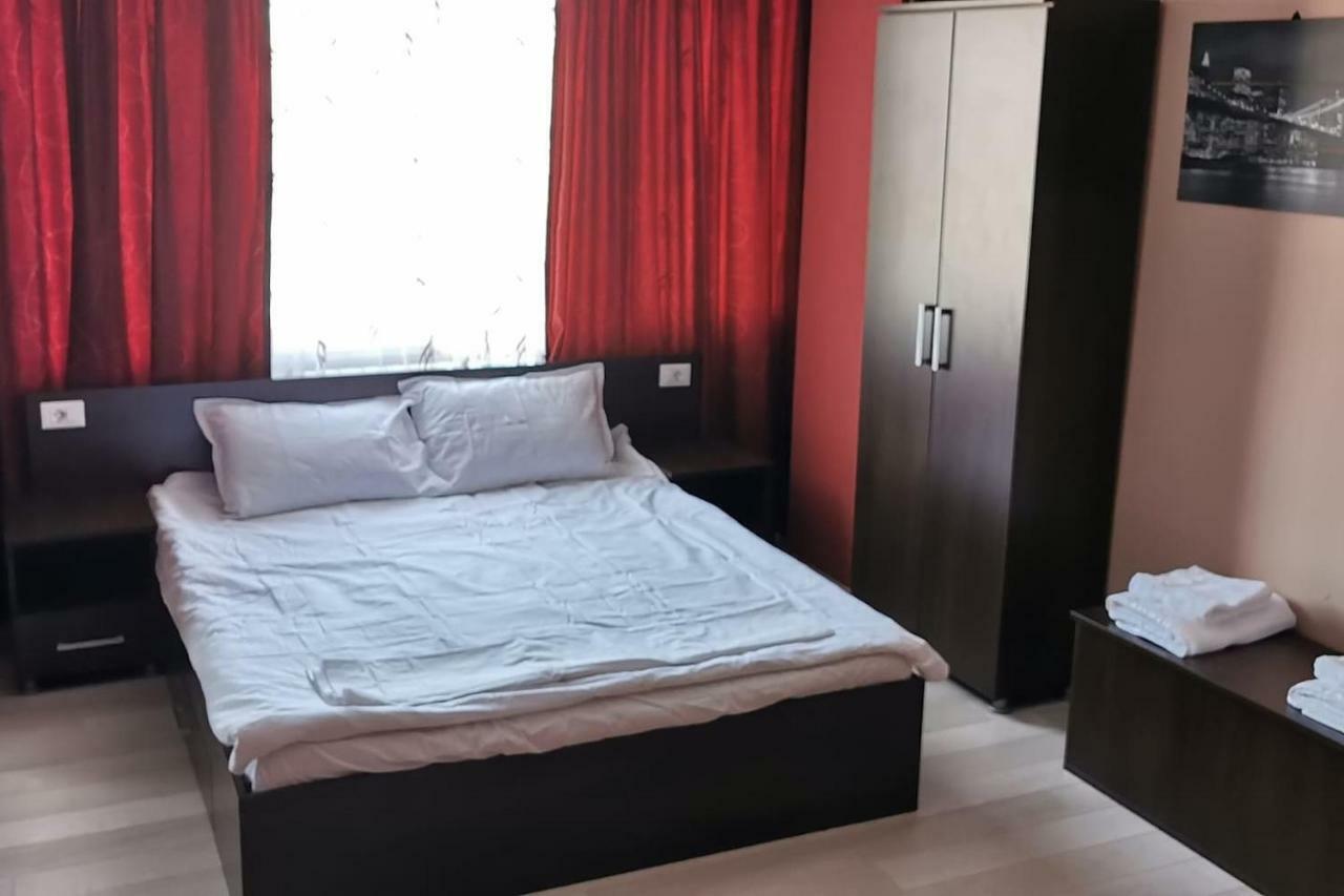 Luxury Apartment With Two Bedrooms And Large Living Room, 100 Square Meters, City Center Oradea Bagian luar foto