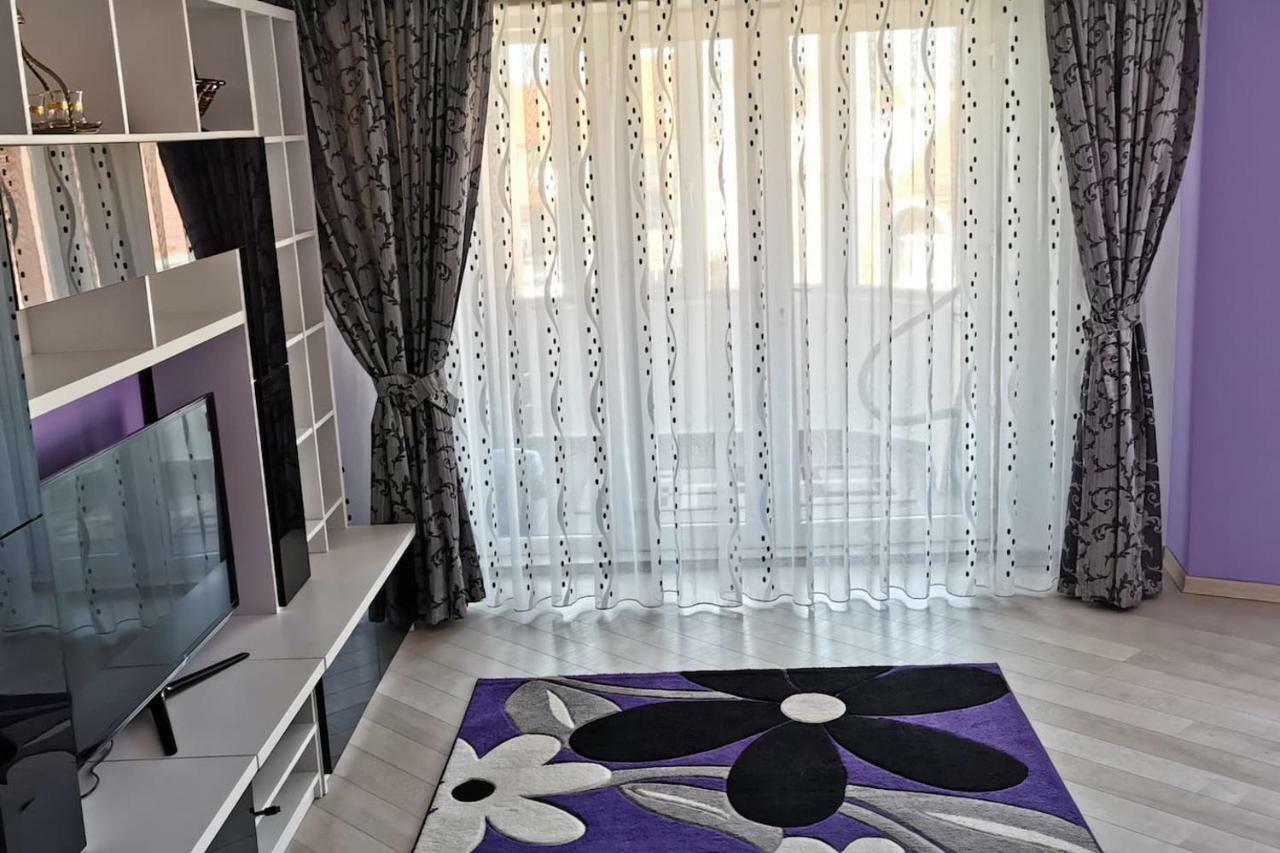 Luxury Apartment With Two Bedrooms And Large Living Room, 100 Square Meters, City Center Oradea Bagian luar foto