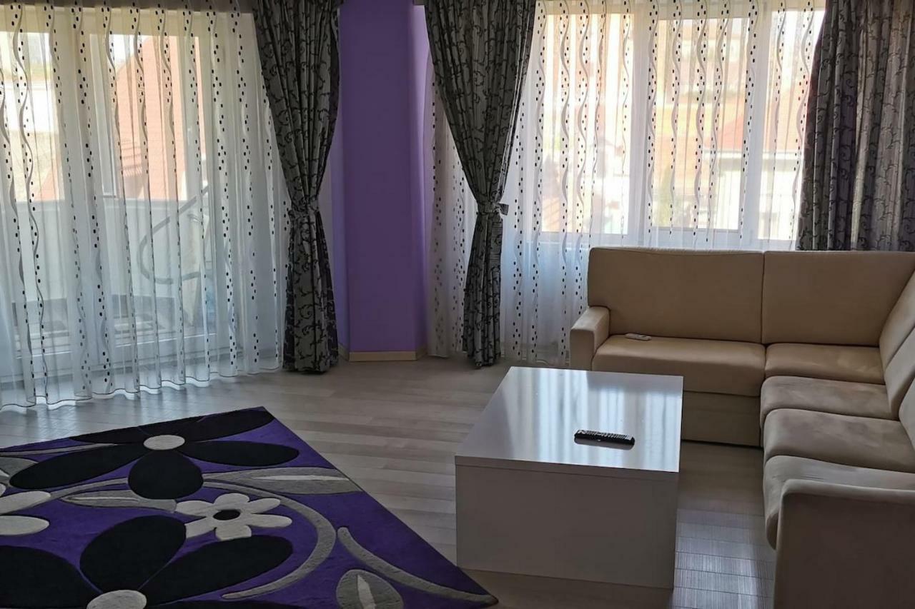 Luxury Apartment With Two Bedrooms And Large Living Room, 100 Square Meters, City Center Oradea Bagian luar foto
