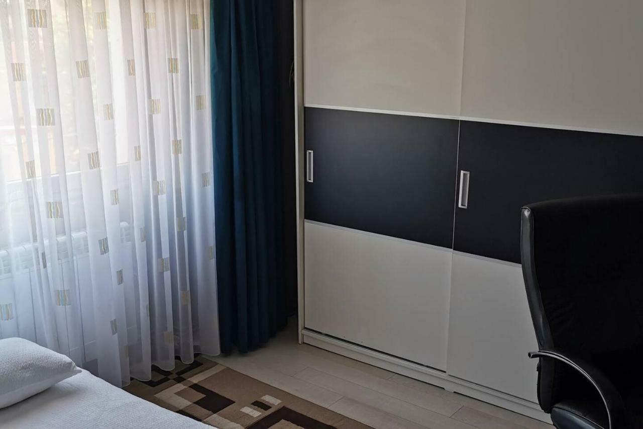 Luxury Apartment With Two Bedrooms And Large Living Room, 100 Square Meters, City Center Oradea Bagian luar foto